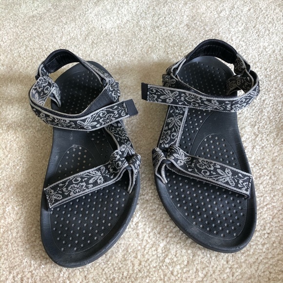 teva hurricane shoes